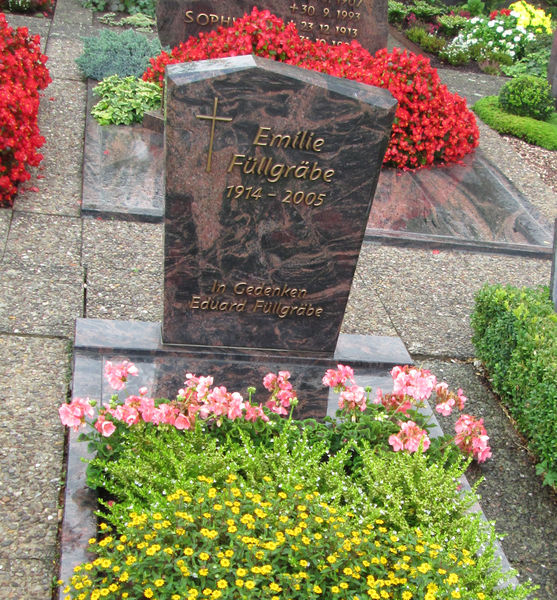 File:IMG 0068A Frankershausen Evangeliche Kirche cemetery.jpg