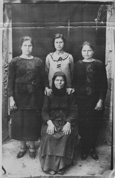 File:Wife & daughters of Demitrios George Vergetakis.jpg